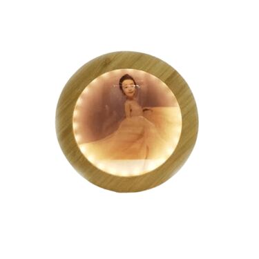 מראה שולחנית עגולה + מסגרת במבוק + LED 17X19 ס"מ | חנות מקוונת ALONIT